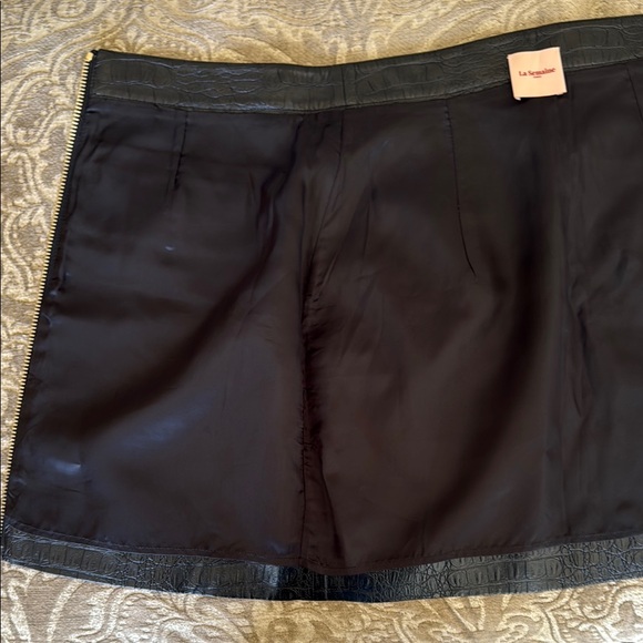 Mini Pencil Skirt for Work Black front Zipper - Picture 7 of 9